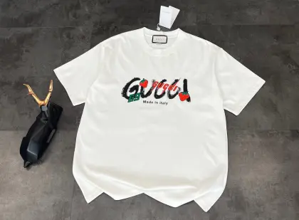 包邮 ❤️新款短袖上新🆕🆕GUCCI 2026夏季古驰新款短袖,白色网点数码草莓🍓印花,面料:规格采用实打实280g 双纱棉 针织内的兰博基尼,定织定染!属于高敏感特殊色 我们对面料的要求是要在uv灯光 d65灯光 采用的是进口染料,光调色就花了半个月时间,普通染料达不到的色泽厚度,面料成本是普通色面料的两倍,成本及其高贵! 印花:采用进口胶浆,无毛边,印花纹路清晰可见,印花细节如图可见,厚度质感完全还原,走线做工高要求生产,无懈可击! 包装:12C加厚包装袋 配套加厚油光纸 防伪扣一应俱全. 颜色:黑色/白色 :胸围54 肩宽52 衣长70 袖长22.5 (建议身高170-173厘米) (建议体重110-135斤) L:胸围 56 肩宽54 衣长72 袖长23 (建议身高173-175厘米) (建议体重135-160斤) XL:胸围58 肩宽56 衣长74 袖长23.5 (建议身高175-180厘米) (建议体重160-185斤) 2XL:胸围60 肩宽58 衣长76 袖长24 (建议身高180-185厘米) (建议体重185-210斤) ❤️温馨提示:手工平铺测量,误差在1-2cm内属于正常范围